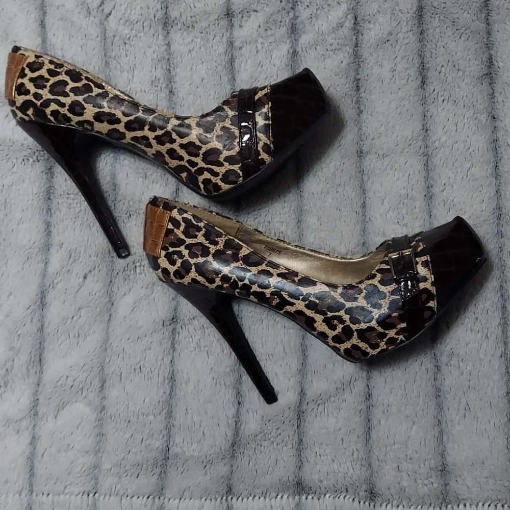 QUPID Platform Animal Print Heels Size 7